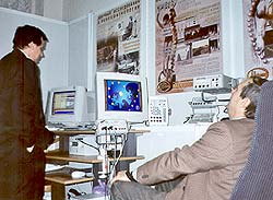 Идет демонстрация работы реабилитационного комплекса Реакор совместно с акустическим креслом